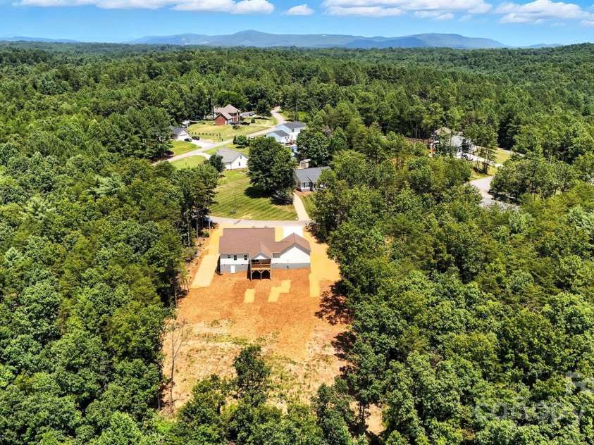 60 Westwinds Drive, Hickory, NC 28601.  MLS# CAR4286081, YatesRealty ID 30878. 