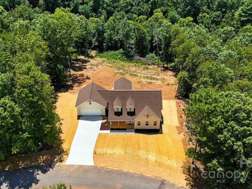 60 Westwinds Drive, Hickory, NC 28601.  MLS# CAR4286081, YatesRealty ID 30878. 