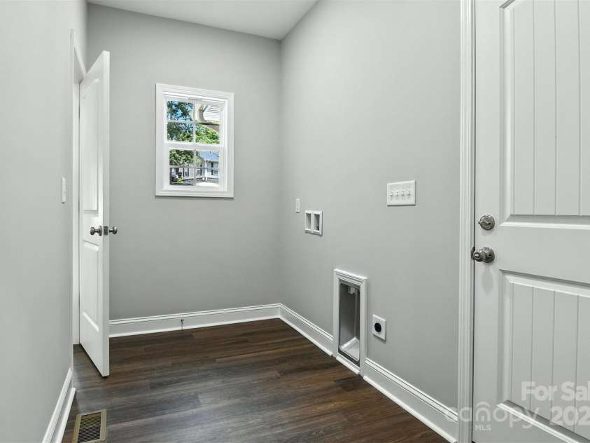 60 Westwinds Drive, Hickory, NC 28601.  MLS# CAR4286081, YatesRealty ID 30878. Laundry Room