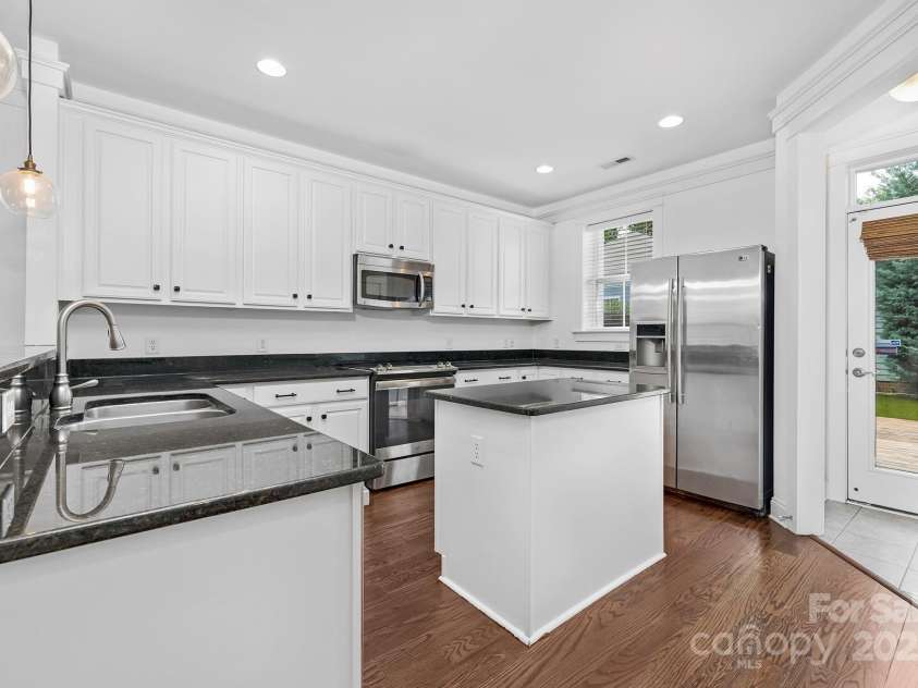 713 8th Street, Charlotte, NC 28202.  MLS# CAR4286060, YatesRealty ID 30879. 