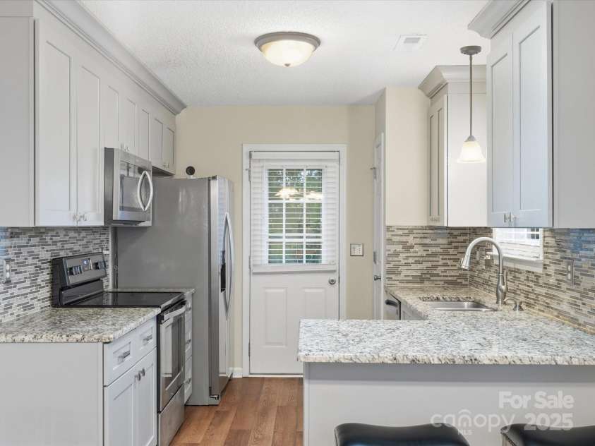 2098 Mallard Creek Drive, Rock Hill, SC 29732.  MLS# CAR4324561, YatesRealty ID 3088. Kitchen