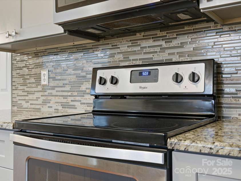 2098 Mallard Creek Drive, Rock Hill, SC 29732.  MLS# CAR4324561, YatesRealty ID 3088. Kitchen with electric over