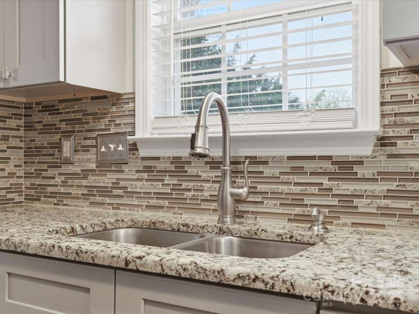 2098 Mallard Creek Drive, Rock Hill, SC 29732.  MLS# CAR4324561, YatesRealty ID 3088. Kitchen with stainless steel appliances with upgraded backsplash