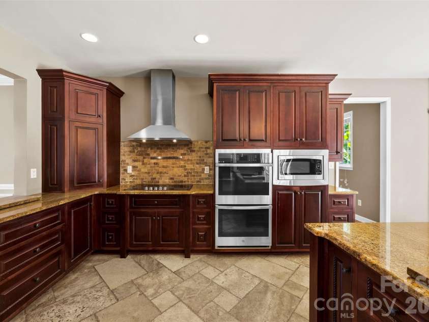 6520 Hollow Oak Drive, Mint Hill, NC 28227.  MLS# CAR4374916, YatesRealty ID 30880. 