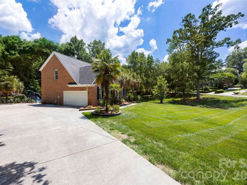 6520 Hollow Oak Drive, Mint Hill, NC 28227.  MLS# CAR4374916, YatesRealty ID 30880. 