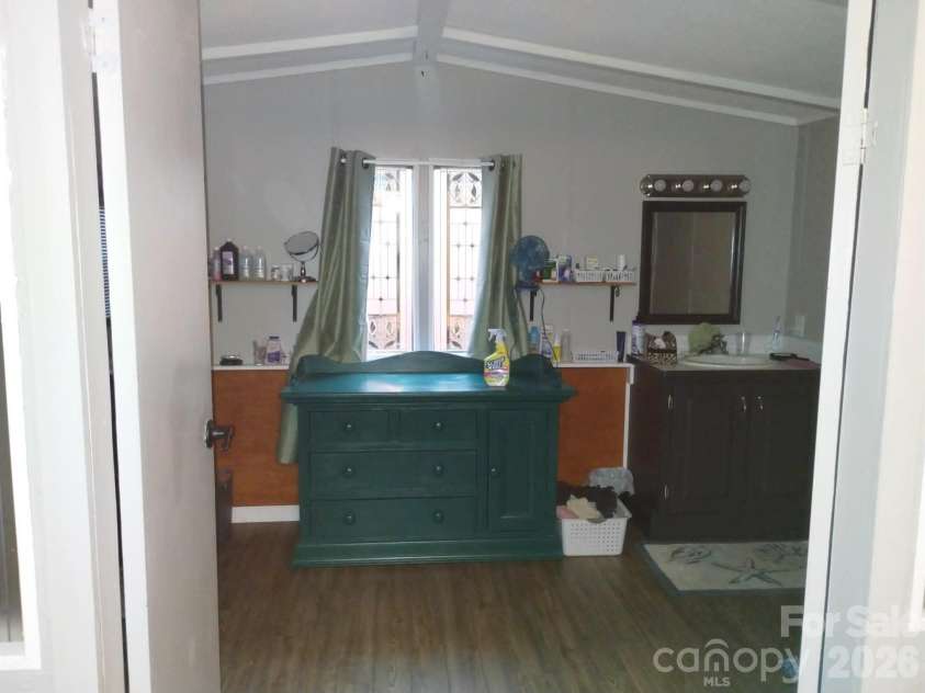 729 Don Felmet Road, Marshall, NC 28753.  MLS# CAR4386239, YatesRealty ID 30883. En Suite