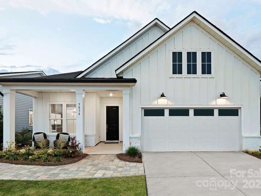 5034 Glenwalk Drive, Charlotte, NC 28269.  MLS# CAR4290339, YatesRealty ID 30885. 