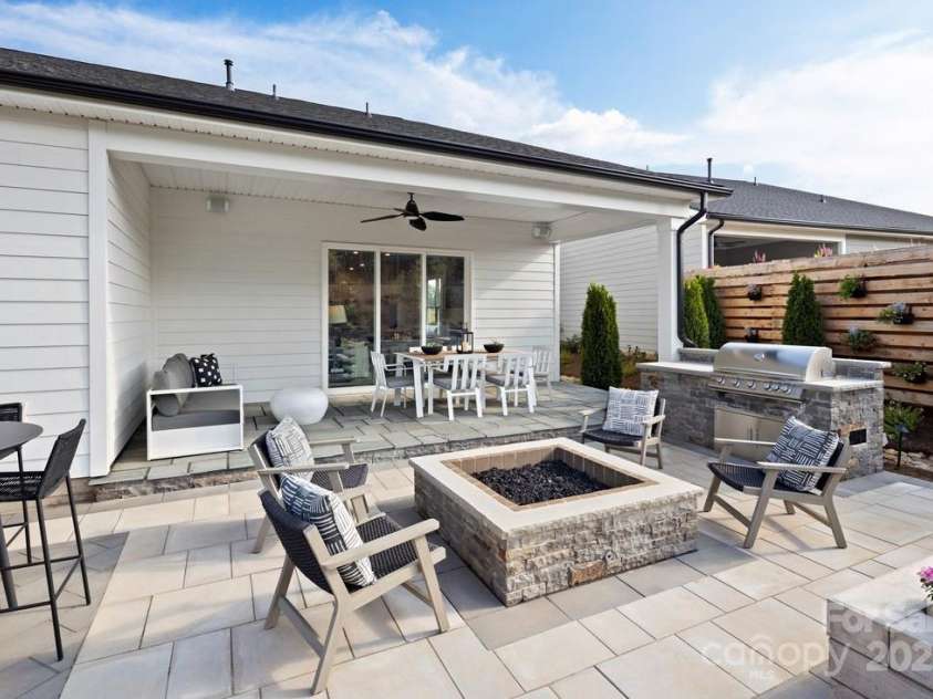 5034 Glenwalk Drive, Charlotte, NC 28269.  MLS# CAR4290339, YatesRealty ID 30885. 