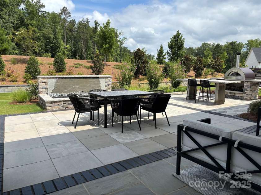 5104 Glenwalk Drive, Charlotte, NC 28269.  MLS# CAR4290349, YatesRealty ID 30886. 