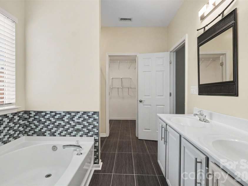 6228 Colonial Garden Drive, Huntersville, NC 28078.  MLS# CAR4391192, YatesRealty ID 30888. 