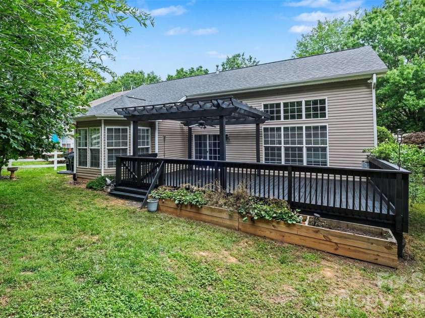 6228 Colonial Garden Drive, Huntersville, NC 28078.  MLS# CAR4391192, YatesRealty ID 30888. 