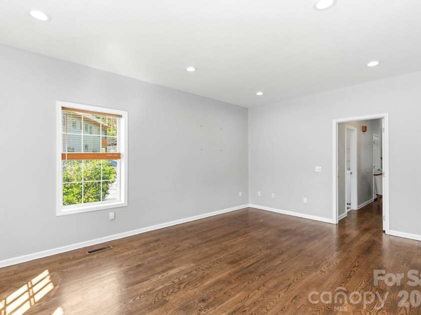 404 Stratford Road, Asheville, NC 28804.  MLS# CAR4393541, YatesRealty ID 30889. 