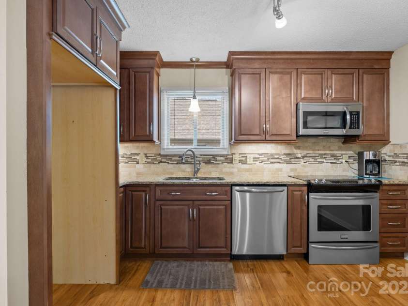 840 Deer Lake Run, Salisbury, NC 28146.  MLS# CAR4279838, YatesRealty ID 30890. Kitchen with Granite countertops