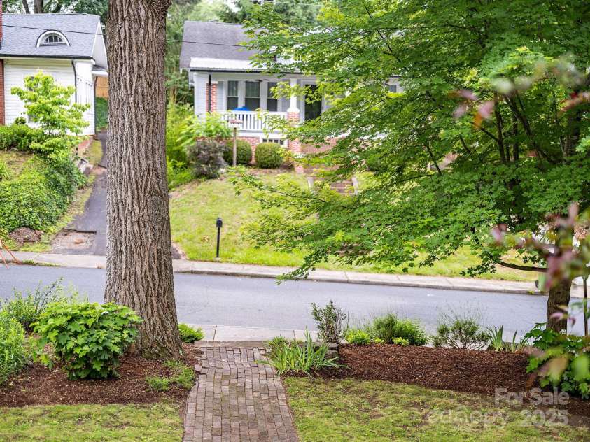24 Warwick Road, Asheville, NC 28803.  MLS# CAR4265501, YatesRealty ID 30893. 