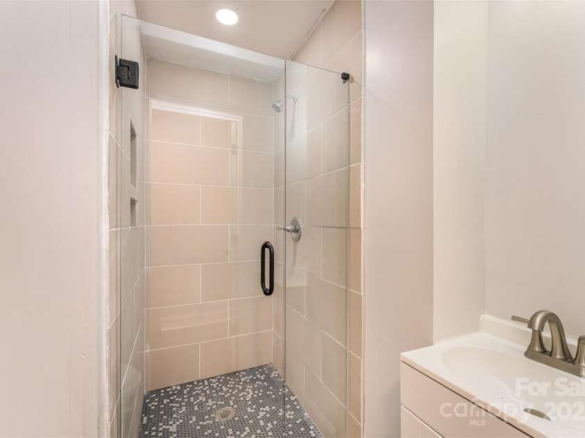 408 Orange Street, Shelby, NC 28150.  MLS# CAR4272889, YatesRealty ID 30894. Bathroom