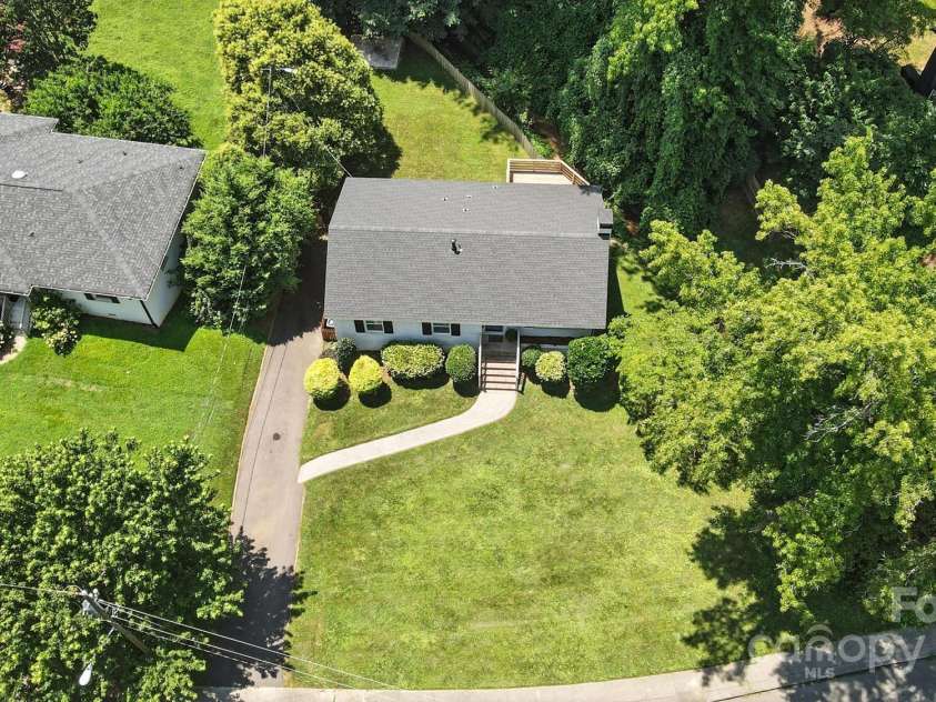 2528 Arnold Drive, Charlotte, NC 28205.  MLS# CAR4277706, YatesRealty ID 30895. 