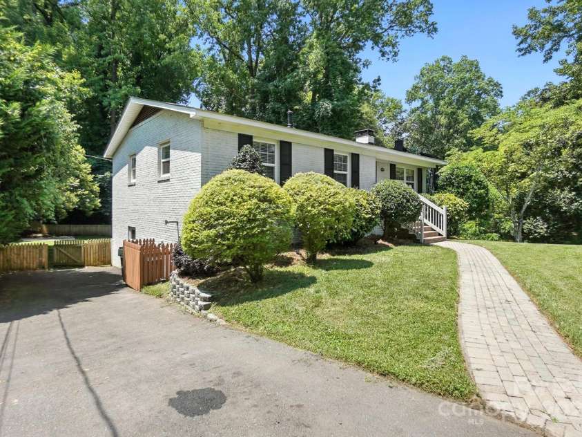 2528 Arnold Drive, Charlotte, NC 28205.  MLS# CAR4277706, YatesRealty ID 30895. 