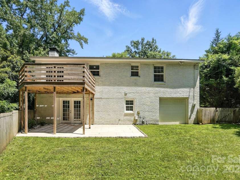 2528 Arnold Drive, Charlotte, NC 28205.  MLS# CAR4277706, YatesRealty ID 30895. 