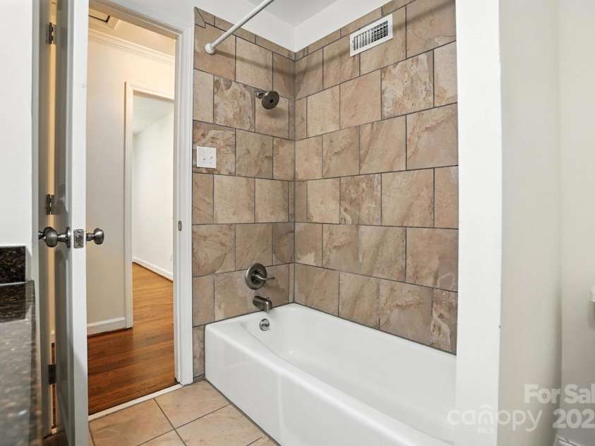 2528 Arnold Drive, Charlotte, NC 28205.  MLS# CAR4277706, YatesRealty ID 30895. Full bath