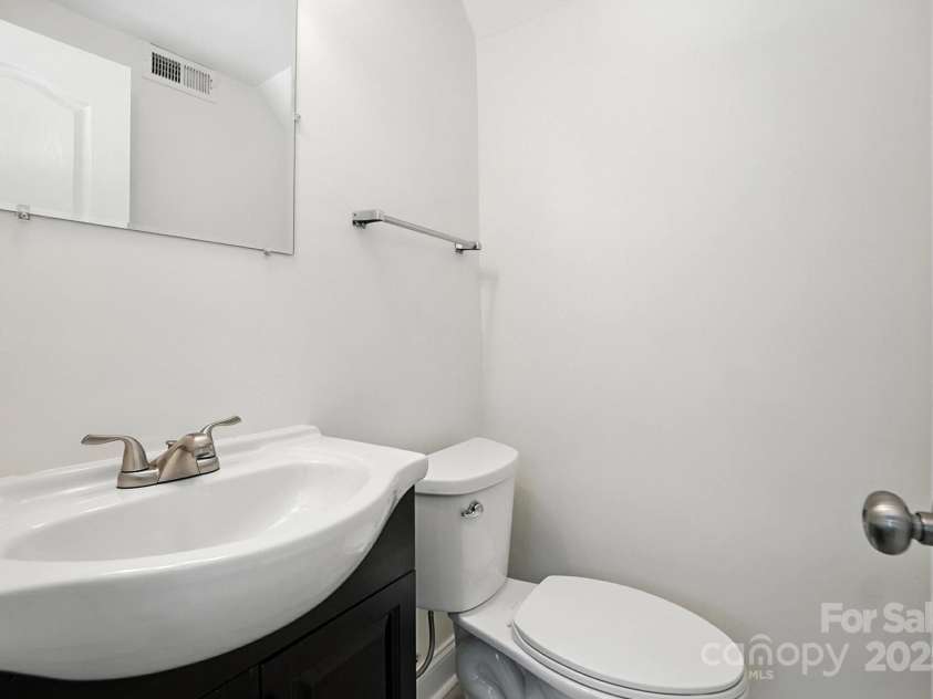 2528 Arnold Drive, Charlotte, NC 28205.  MLS# CAR4277706, YatesRealty ID 30895. Half bath downstairs