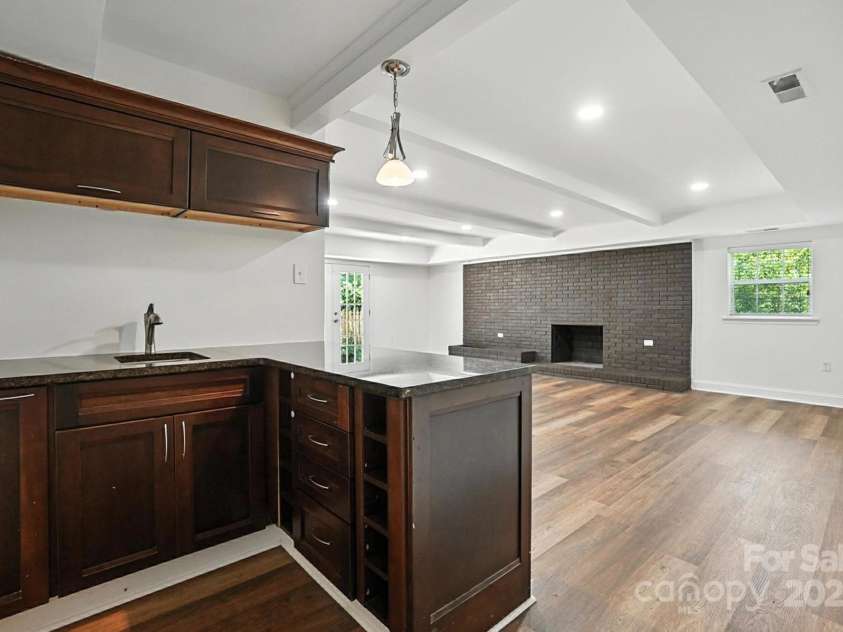 2528 Arnold Drive, Charlotte, NC 28205.  MLS# CAR4277706, YatesRealty ID 30895. Wet bar