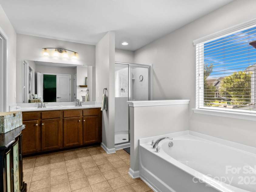 10621 Shanon Darby Lane, Charlotte, NC 28214.  MLS# CAR4276673, YatesRealty ID 30896. 