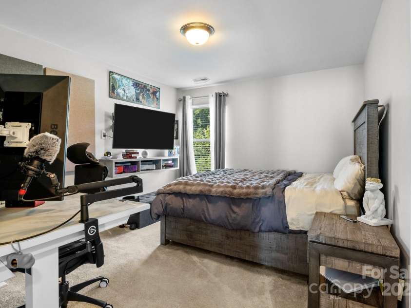 10621 Shanon Darby Lane, Charlotte, NC 28214.  MLS# CAR4276673, YatesRealty ID 30896. 