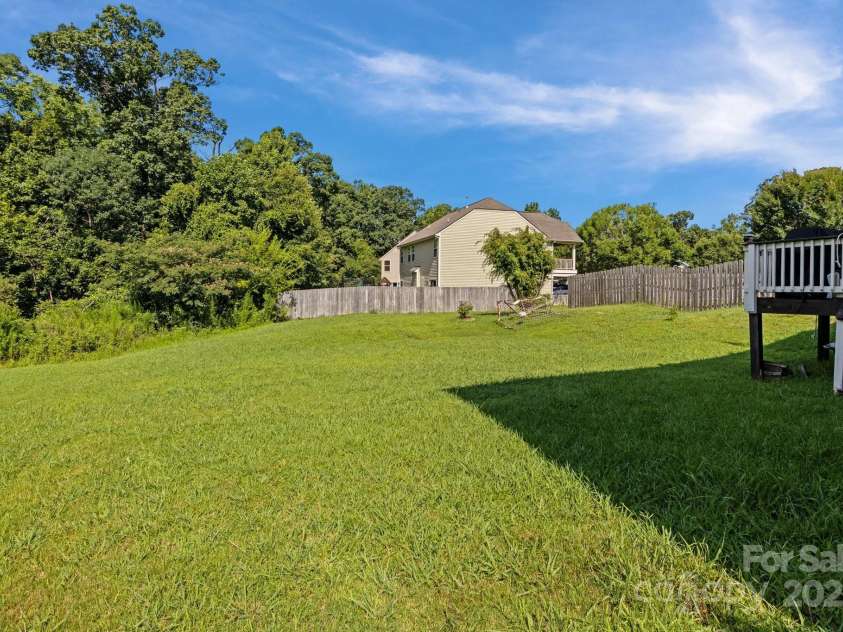 10621 Shanon Darby Lane, Charlotte, NC 28214.  MLS# CAR4276673, YatesRealty ID 30896. 