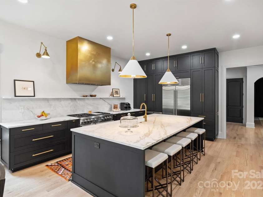 3021 Kings Manor Drive, Matthews, NC 28104.  MLS# CAR4281190, YatesRealty ID 30899. 