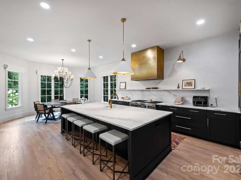 3021 Kings Manor Drive, Matthews, NC 28104.  MLS# CAR4281190, YatesRealty ID 30899. 