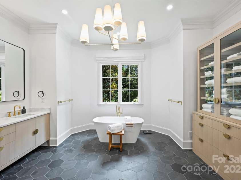 3021 Kings Manor Drive, Matthews, NC 28104.  MLS# CAR4281190, YatesRealty ID 30899. 