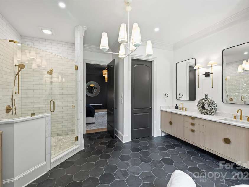 3021 Kings Manor Drive, Matthews, NC 28104.  MLS# CAR4281190, YatesRealty ID 30899. 