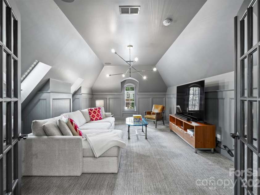 3021 Kings Manor Drive, Matthews, NC 28104.  MLS# CAR4281190, YatesRealty ID 30899. 