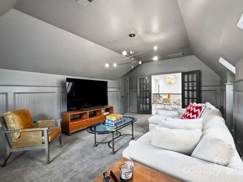 3021 Kings Manor Drive, Matthews, NC 28104.  MLS# CAR4281190, YatesRealty ID 30899. 