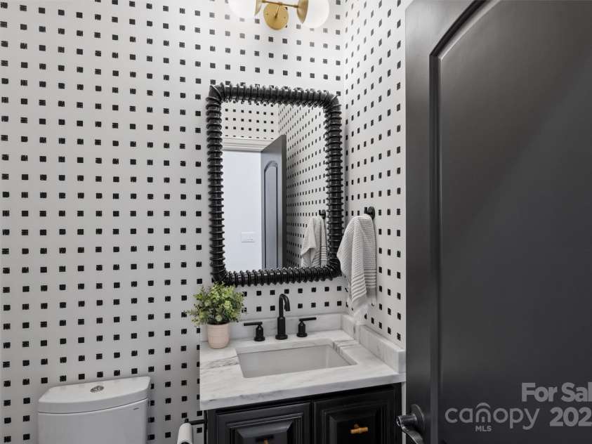 3021 Kings Manor Drive, Matthews, NC 28104.  MLS# CAR4281190, YatesRealty ID 30899. 