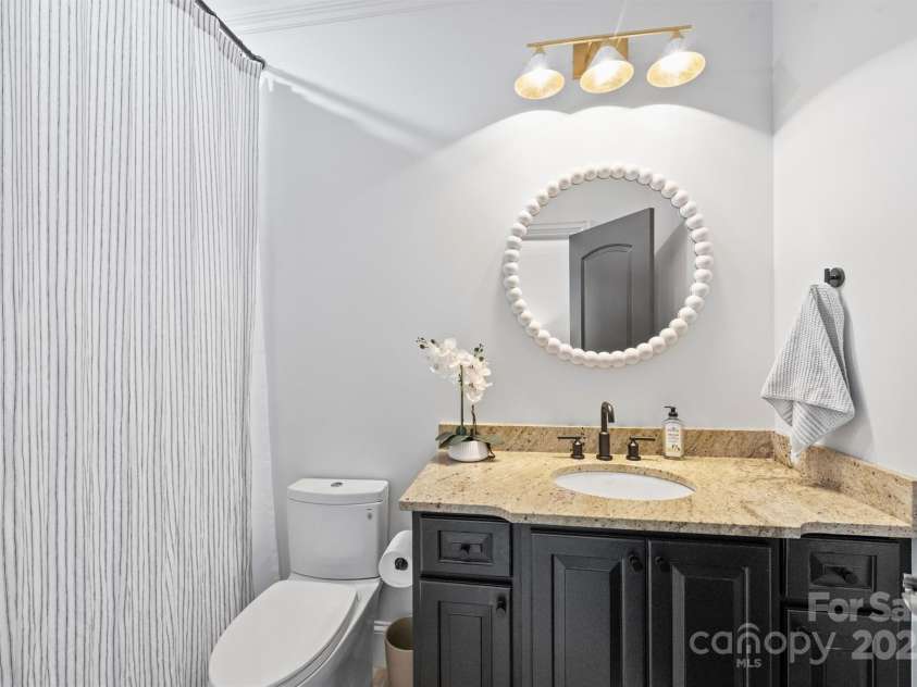 3021 Kings Manor Drive, Matthews, NC 28104.  MLS# CAR4281190, YatesRealty ID 30899. 