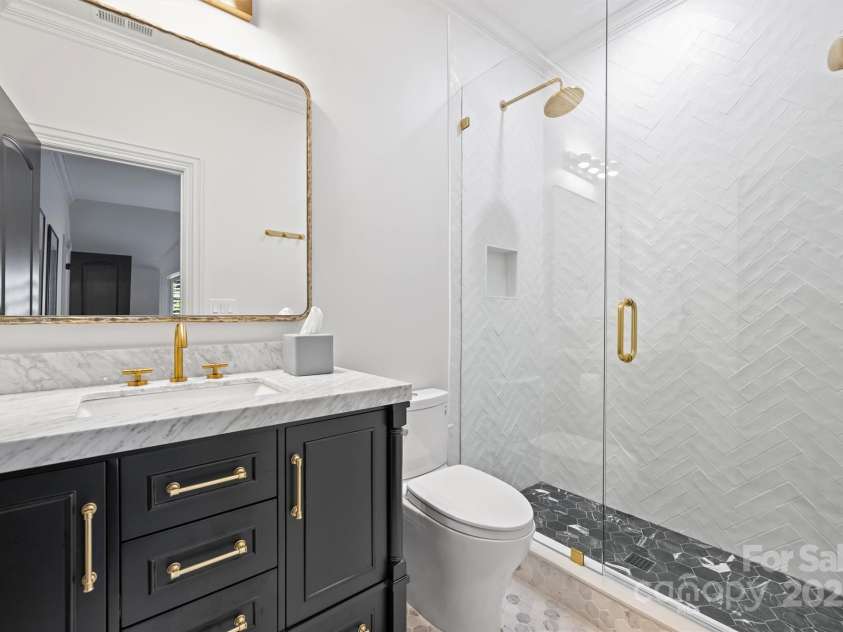 3021 Kings Manor Drive, Matthews, NC 28104.  MLS# CAR4281190, YatesRealty ID 30899. 