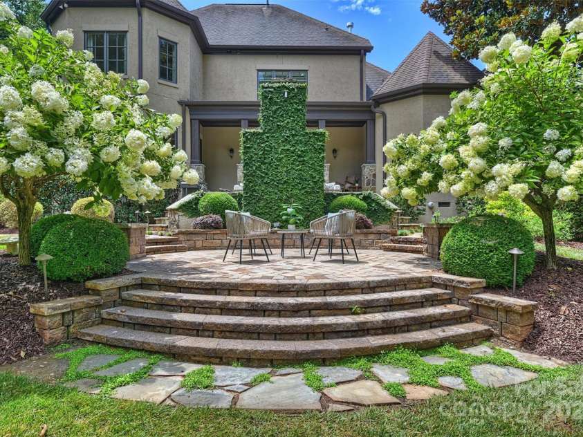 3021 Kings Manor Drive, Matthews, NC 28104.  MLS# CAR4281190, YatesRealty ID 30899. 