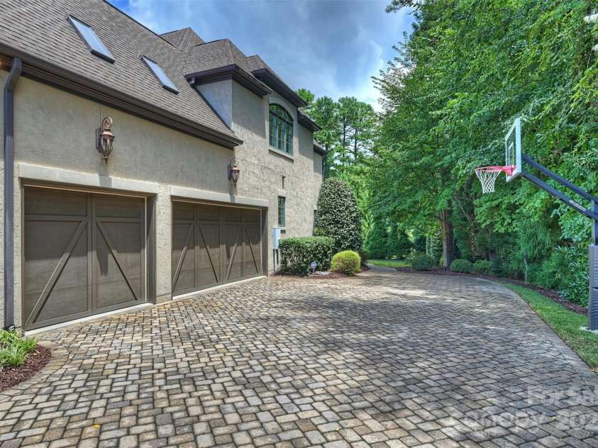 3021 Kings Manor Drive, Matthews, NC 28104.  MLS# CAR4281190, YatesRealty ID 30899. 