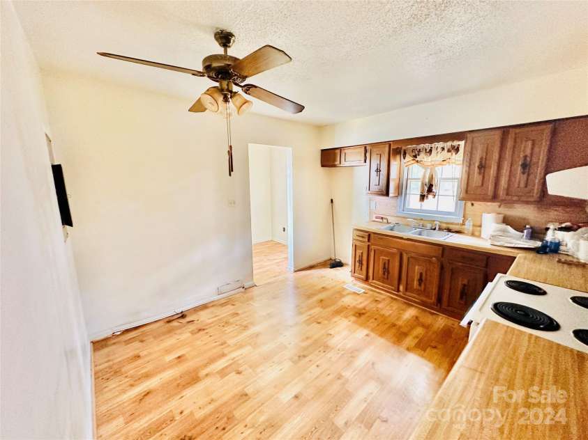 612 Dr Martin Luther King Jr Avenue, Enfield, NC 27823.  MLS# CAR4145152, YatesRealty ID 309. Eat-In Kitchen