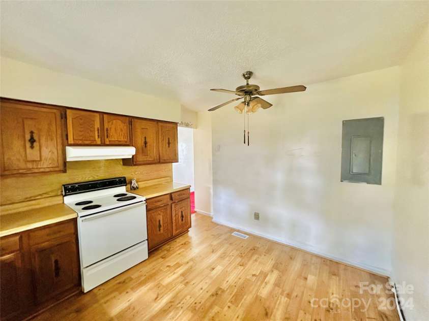 612 Dr Martin Luther King Jr Avenue, Enfield, NC 27823.  MLS# CAR4145152, YatesRealty ID 309. Eat-In Kitchen