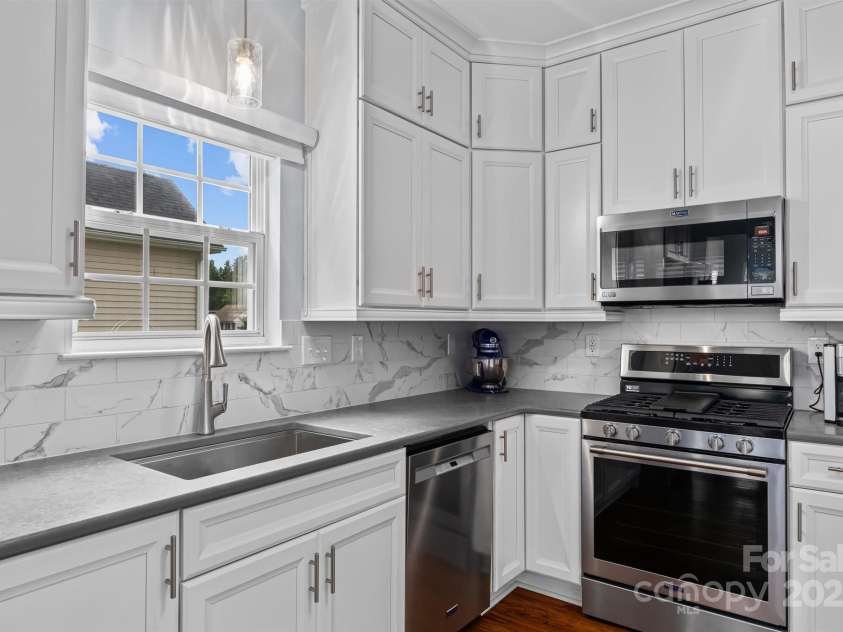 164 Flowering Grove Lane, Mooresville, NC 28115.  MLS# CAR4278355, YatesRealty ID 30900. Newly Remodeled Kitchen