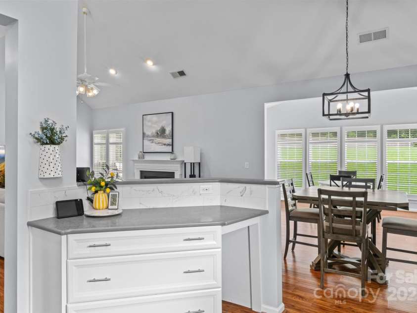 164 Flowering Grove Lane, Mooresville, NC 28115.  MLS# CAR4278355, YatesRealty ID 30900. Newly Remodeled Kitchen