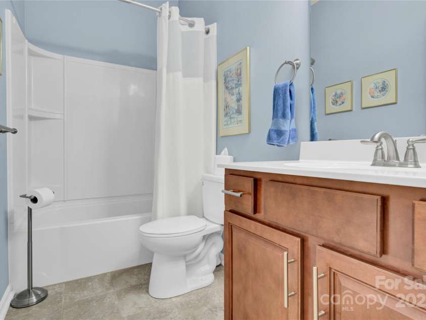 7028 Kitty Hawk Lane, Fort Mill, SC 29707.  MLS# CAR4285011, YatesRealty ID 30903. Full Guest Bath on main level.