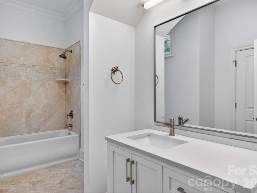 2132 Foxcroft Woods Lane, Charlotte, NC 28211.  MLS# CAR4392862, YatesRealty ID 30905. 