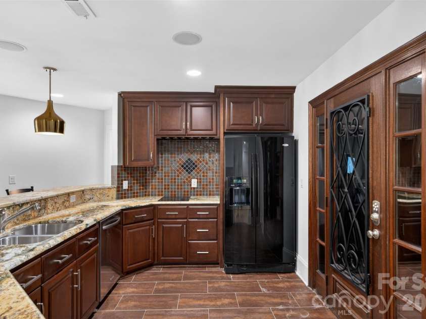 2132 Foxcroft Woods Lane, Charlotte, NC 28211.  MLS# CAR4392862, YatesRealty ID 30905. 