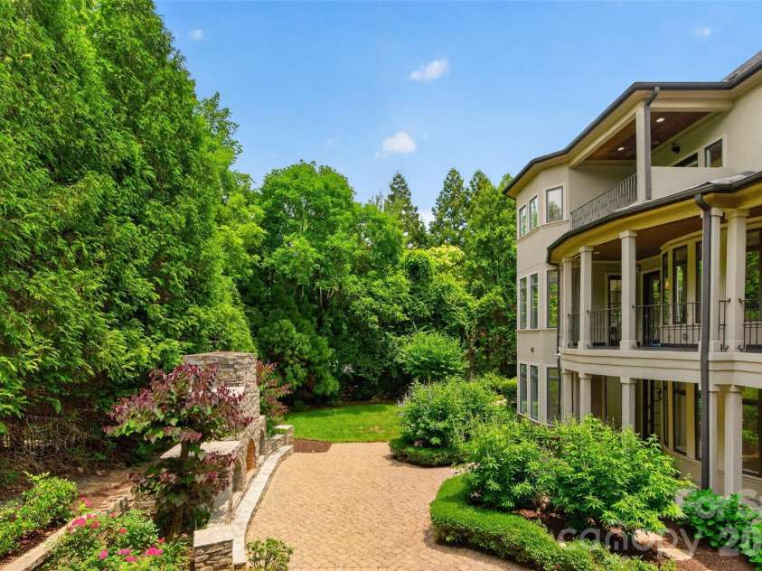2132 Foxcroft Woods Lane, Charlotte, NC 28211.  MLS# CAR4392862, YatesRealty ID 30905. 