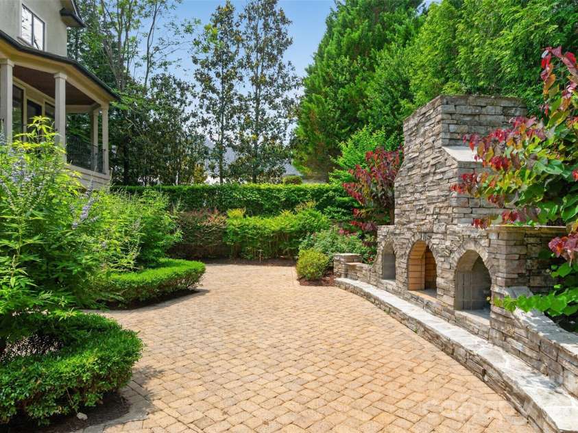 2132 Foxcroft Woods Lane, Charlotte, NC 28211.  MLS# CAR4392862, YatesRealty ID 30905. 