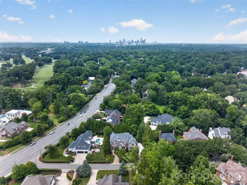2132 Foxcroft Woods Lane, Charlotte, NC 28211.  MLS# CAR4392862, YatesRealty ID 30905. 
