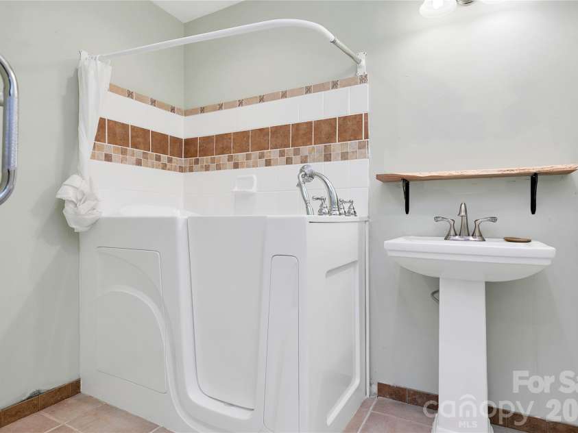56 Guque Court, Brevard, NC 28712.  MLS# CAR4391612, YatesRealty ID 30909. Primary Bathroom